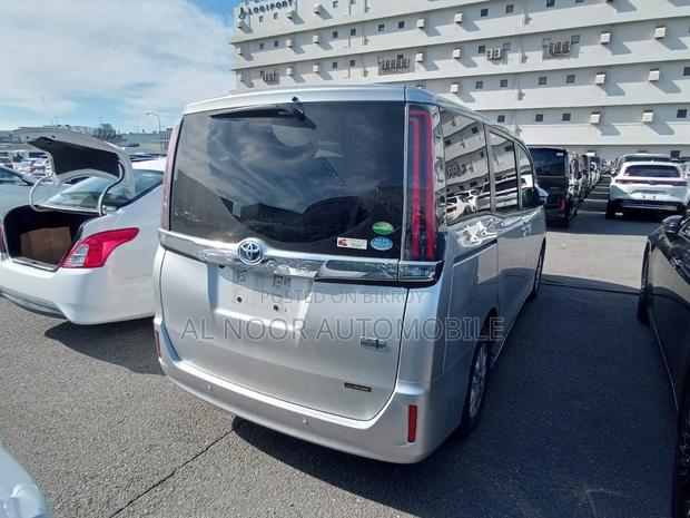 Toyota Noah 2021 Silver