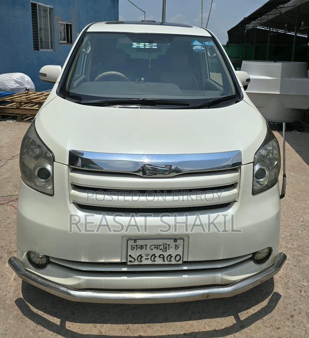 Toyota Noah 2.0 143hp AWD (7 Seater) 2009 Pearl