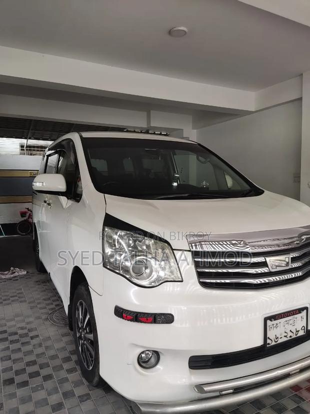 Toyota Noah 2.0 158hp AWD (8 Seater) 2013 Pearl