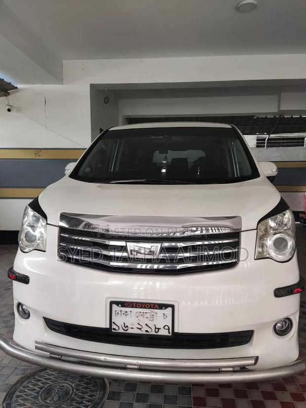 Toyota Noah 2.0 158hp AWD (8 Seater) 2013 Pearl