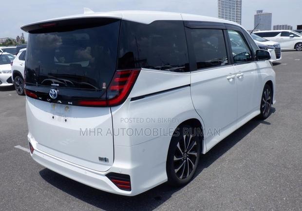 Toyota Noah 2023 Pearl