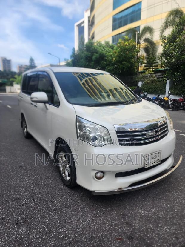 Toyota Noah 2.0 143hp AWD (8 Seater) 2012 White