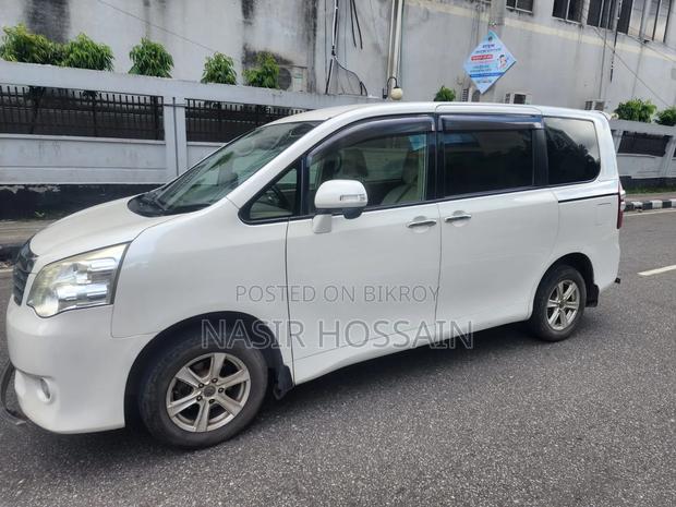 Toyota Noah 2.0 143hp AWD (8 Seater) 2012 White