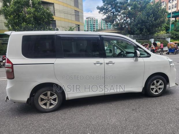 Toyota Noah 2.0 143hp AWD (8 Seater) 2012 White