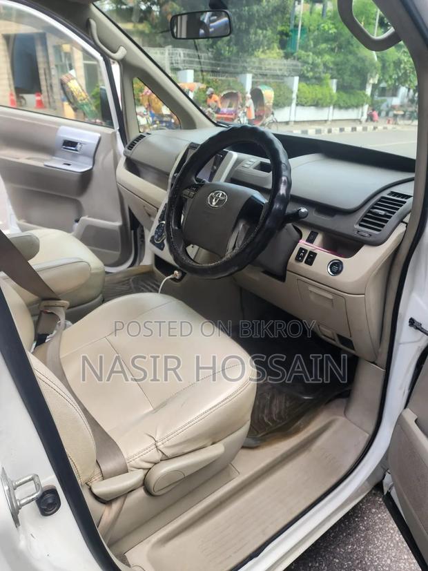 Toyota Noah 2.0 143hp AWD (8 Seater) 2012 White