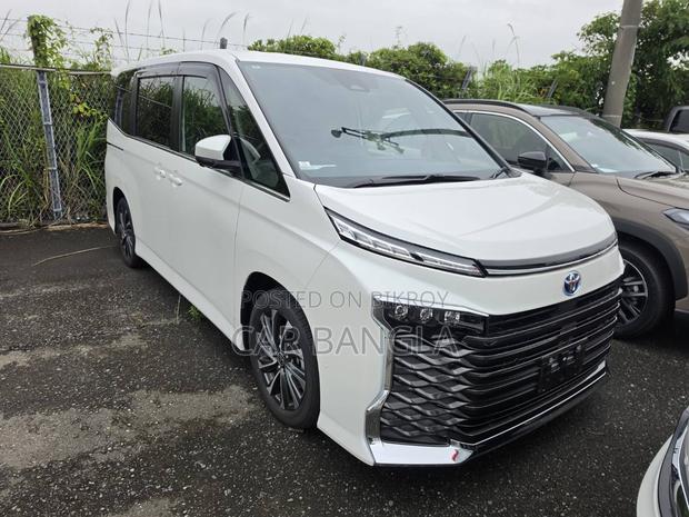 Toyota Voxy 2024 Pearl