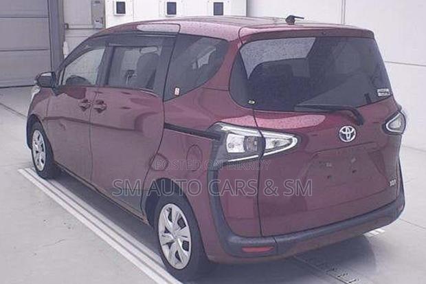 Toyota Sienta 1.5 Hybrid FWD 2021 Red
