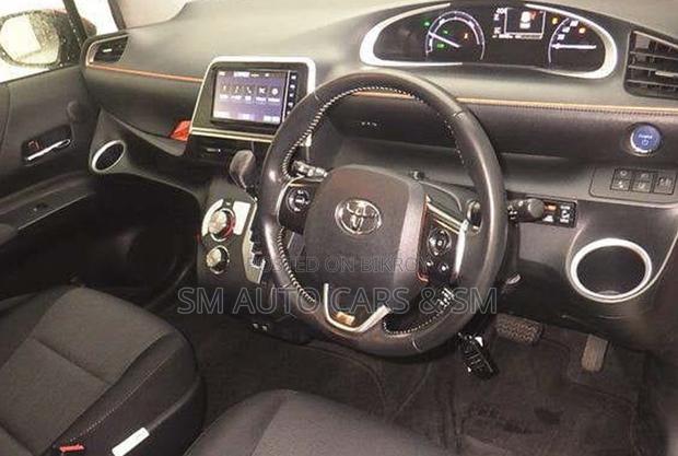 Toyota Sienta 1.5 Hybrid FWD 2021 Red