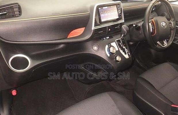 Toyota Sienta 1.5 Hybrid FWD 2021 Red