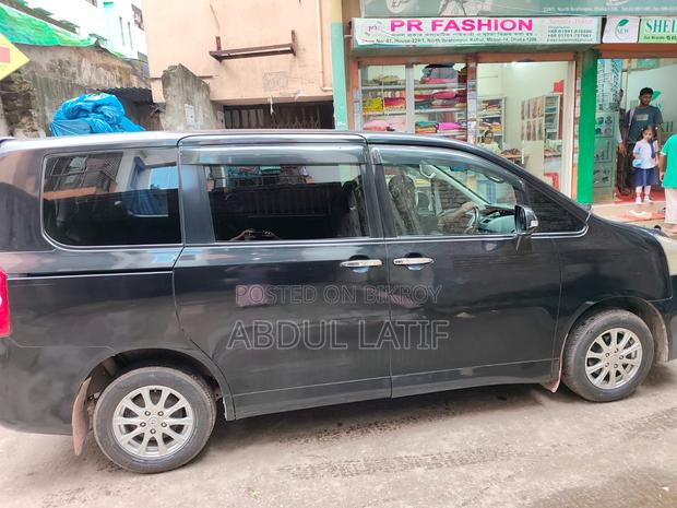 Toyota Noah 2.0 143hp AWD (8 Seater) 2011 Black