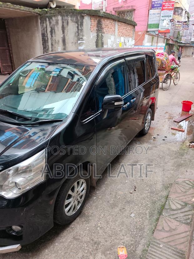 Toyota Noah 2.0 143hp AWD (8 Seater) 2011 Black