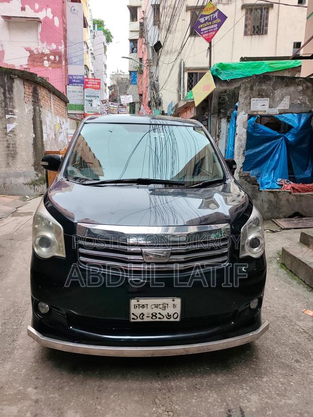 Toyota Noah 2.0 143hp AWD (8 Seater) 2011 Black