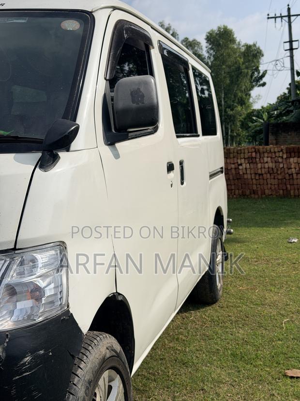 Toyota Noah 2.0 143hp FWD (7 Seater) 2011 White