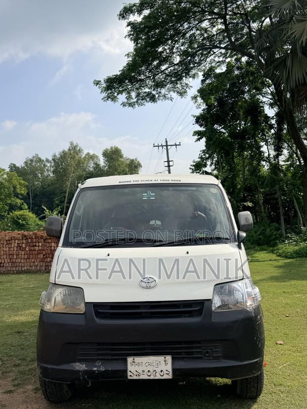 Toyota Noah 2.0 143hp FWD (7 Seater) 2011 White