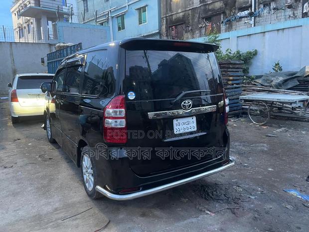 Toyota Noah 2009 Gray