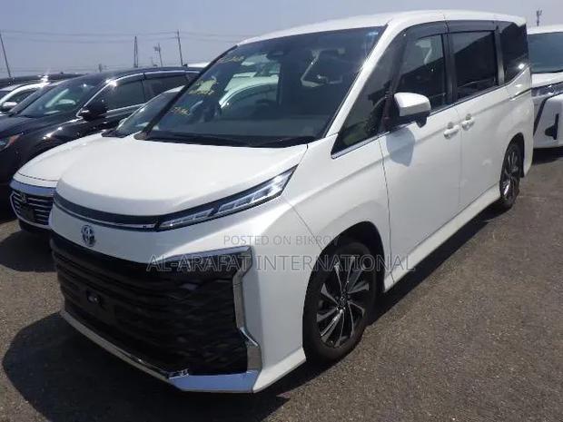 Toyota Voxy 2022 Pearl