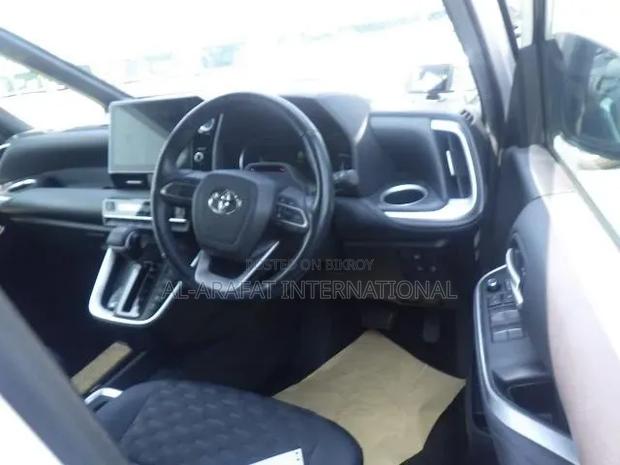 Toyota Voxy 2022 Pearl