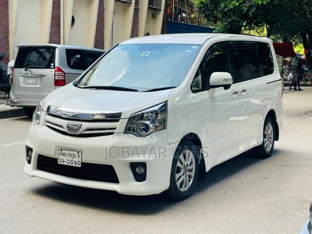 Toyota Noah 2011 Pearl
