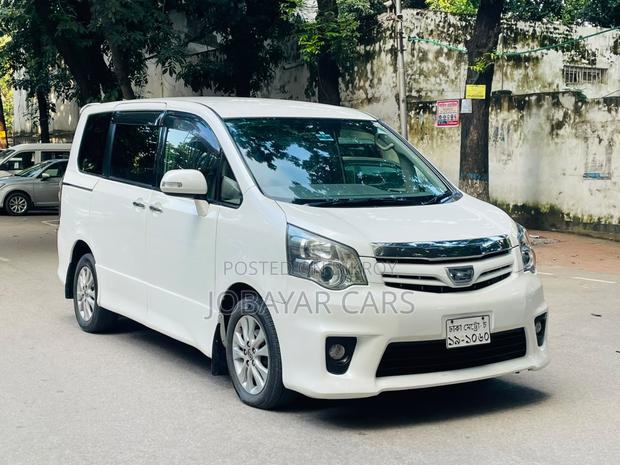 Toyota Noah 2011 Pearl