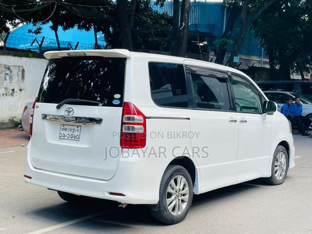Toyota Noah 2011 Pearl