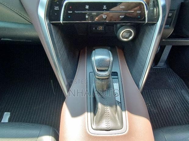 Toyota Harrier 2.0 2021 Beige
