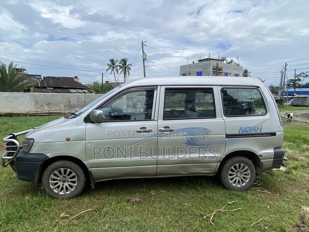 Toyota Noah 2002 Silver