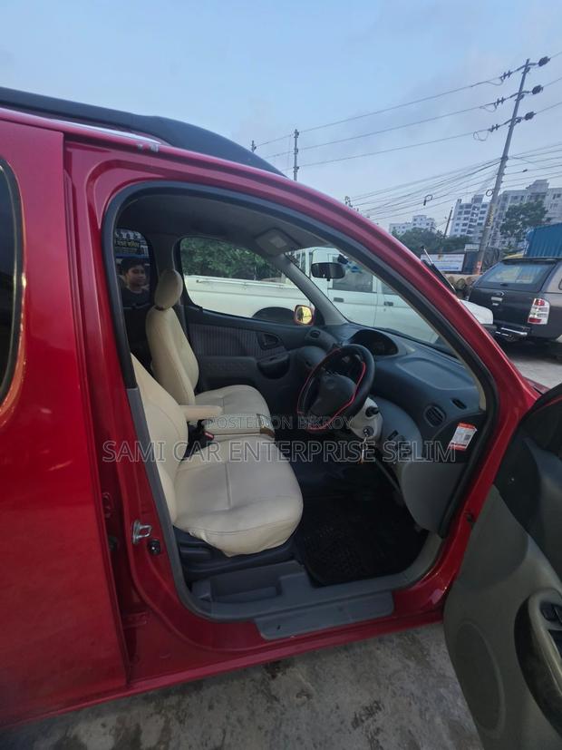 Toyota Fun Cargo 2001 Red