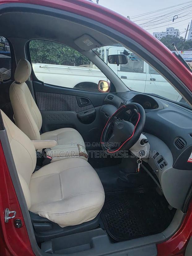 Toyota Fun Cargo 2001 Red