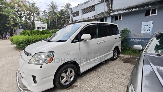 Toyota Noah 2005 Pearl