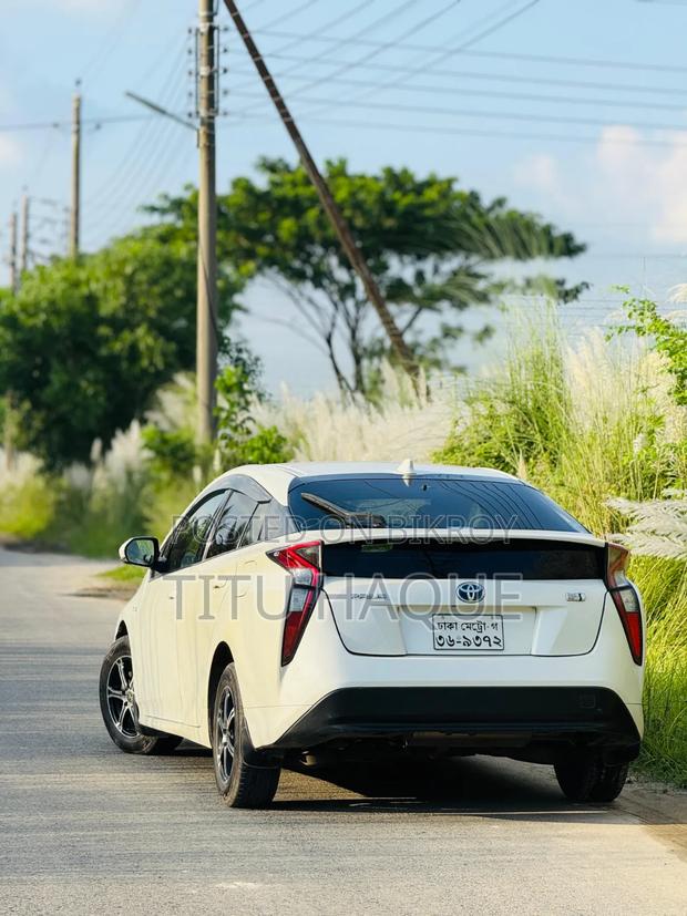 Toyota Prius Five 4dr Hatchback (1.8L 4cyl gas/electric hybrid CVT)