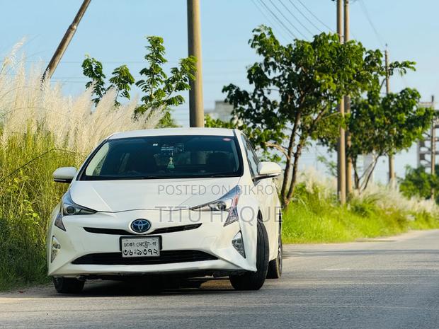 Toyota Prius Five 4dr Hatchback (1.8L 4cyl gas/electric hybrid CVT)