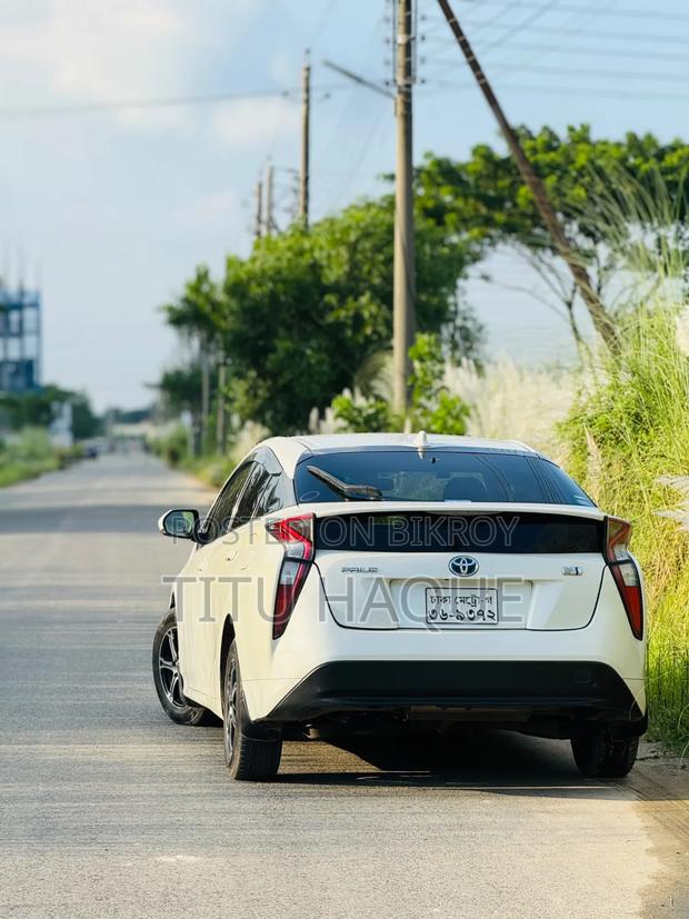 Toyota Prius Five 4dr Hatchback (1.8L 4cyl gas/electric hybrid CVT)