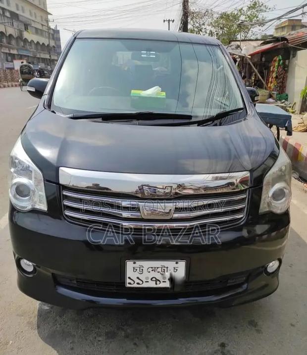 Toyota Noah 2.0 143hp FWD (8 Seater) 2012 Black
