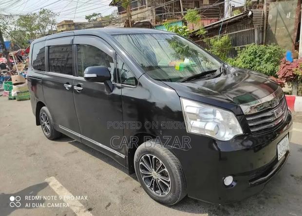 Toyota Noah 2.0 143hp FWD (8 Seater) 2012 Black