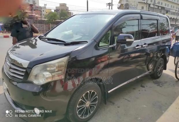 Toyota Noah 2.0 143hp FWD (8 Seater) 2012 Black