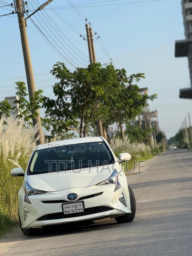 Toyota Prius Five 4dr Hatchback (1.8L 4cyl gas/electric hybrid CVT)