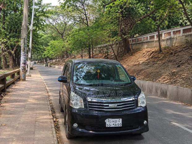 Toyota Noah 2.0 143hp FWD (8 Seater) 2012 Black