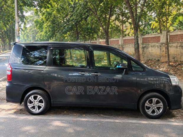 Toyota Noah 2.0 143hp FWD (8 Seater) 2012 Black