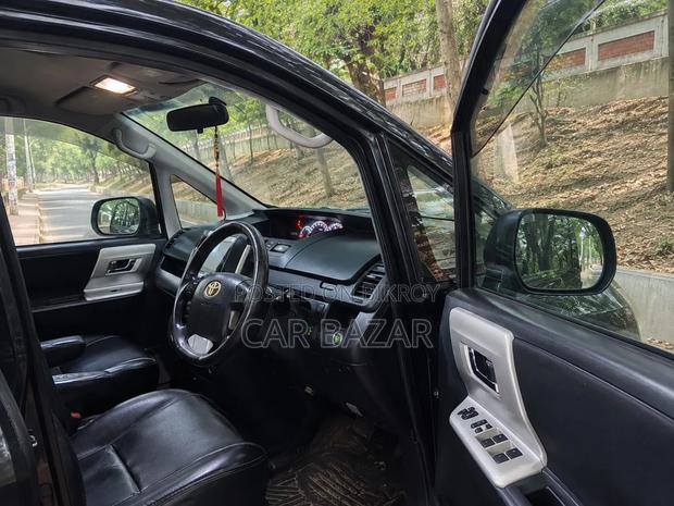 Toyota Noah 2.0 143hp FWD (8 Seater) 2012 Black