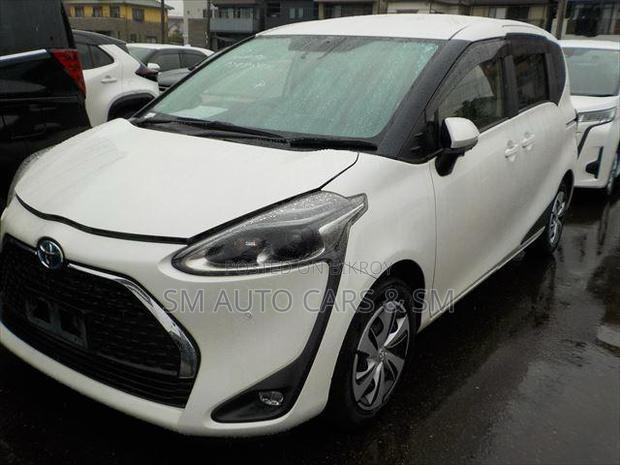 Toyota Sienta 1.5 Hybrid FWD 2021 Pearl