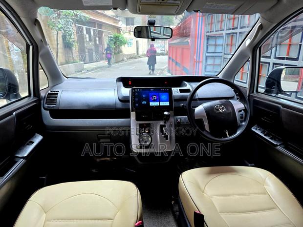 Toyota Noah 2.0 143hp AWD (7 Seater) 2010 Silver