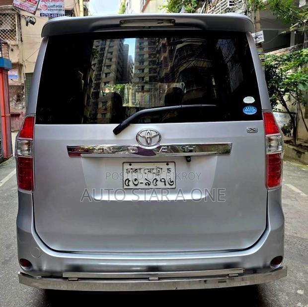 Toyota Noah 2.0 143hp AWD (7 Seater) 2010 Silver