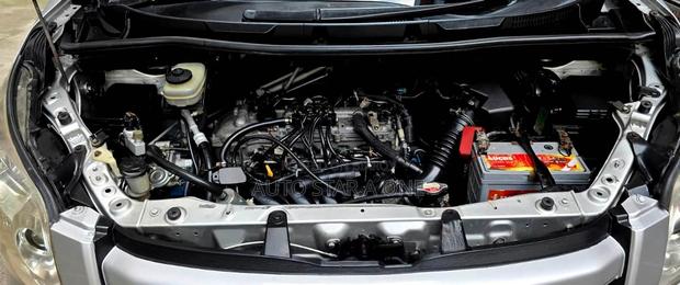 Toyota Noah 2.0 143hp AWD (7 Seater) 2010 Silver