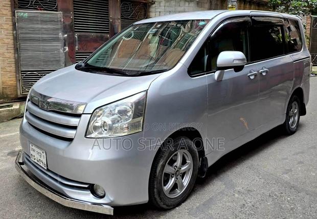 Toyota Noah 2.0 143hp AWD (7 Seater) 2010 Silver