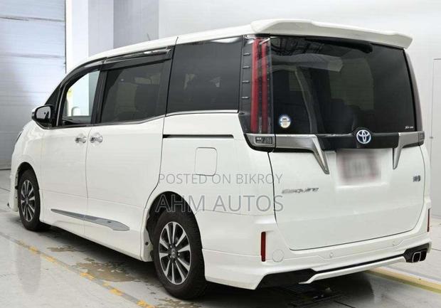 Toyota Esquire 1.8 FWD Hybrid (7 seater) 2021 Pearl