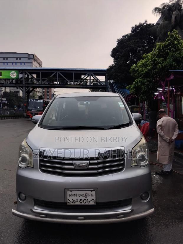 Toyota Noah 2.0 143hp AWD (8 Seater) 2012 Silver