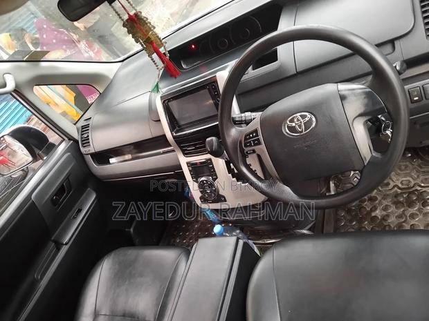 Toyota Noah 2.0 143hp AWD (8 Seater) 2012 Silver