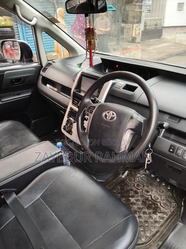 Toyota Noah 2.0 143hp AWD (8 Seater) 2012 Silver