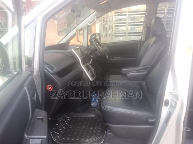 Toyota Noah 2.0 143hp AWD (8 Seater) 2012 Silver