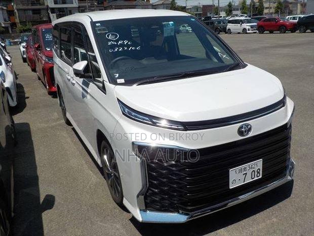 Toyota Voxy 2026 Pearl